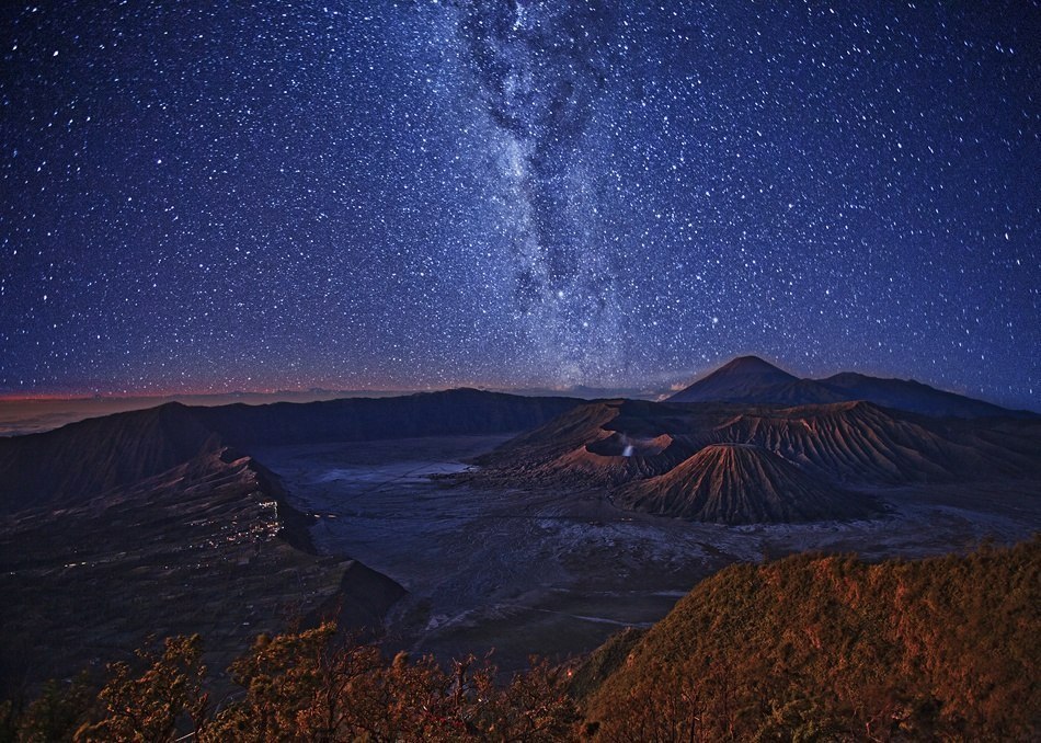 El camino lactéo sobre el volcán Bromo, isla de Java, Indonesia.