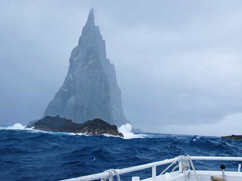 Болс-Пирамид. Внешне остров напоминает парус, высота над уровнем моря достигает 562 метров при наибольшей ширине основания около 200 метров.