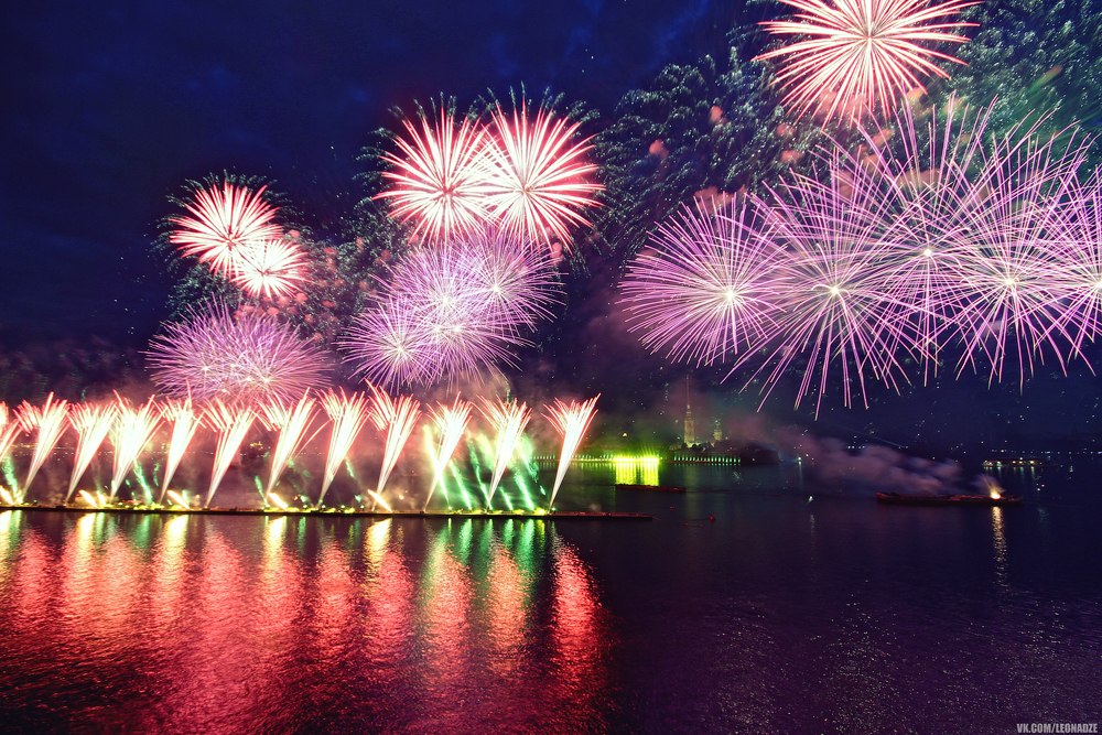 «Rote Segel» – eine landesweite Abschlussball der Mittelschüler in Russland, die in Sankt Petersburg usually am Samstag vor der kürzesten Nacht des Winters stattfindet. Foto: A. Leonadze - 6