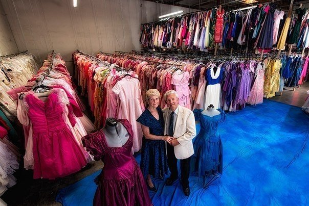 For their 56-year marriage, the romanticist Paul Brockman (78) purchased 55,000 different dresses for his wife Margot (76)