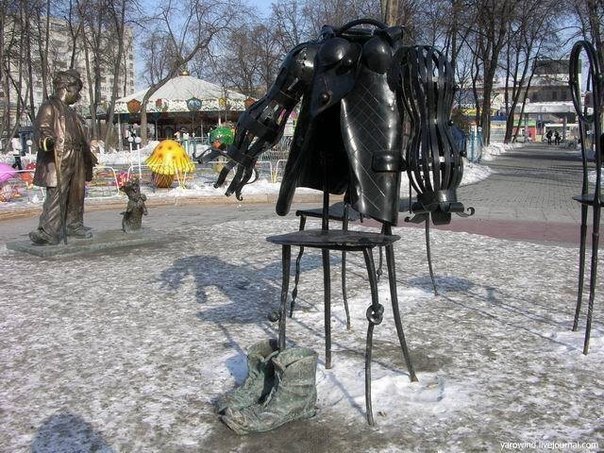 7 памятников невидимке. Роман Герберта Уэллса "Человек-невидимка" написанный в 1897 году, стал одним из самых экранизируемых романов. Возможно такая популярность и привела мысли разных архитекторов мира создать памятник герою романа. Памятники созданы в р - 6