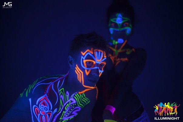 晚会“IllumiNight”<br>————————————————————————————<br>10月26日。数百人参与其中，闪烁的频闪灯、霓虹灯光、震耳欲聋的音乐以及500升荧光颜料的喷洒，必将让这个夜晚成为难以忘怀的体验……这是一个充满光芒与色彩的夜晚。 - 5