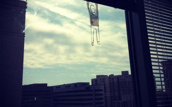 Garrett Miller und seine Zeichnungen an den Fenstern. - 4