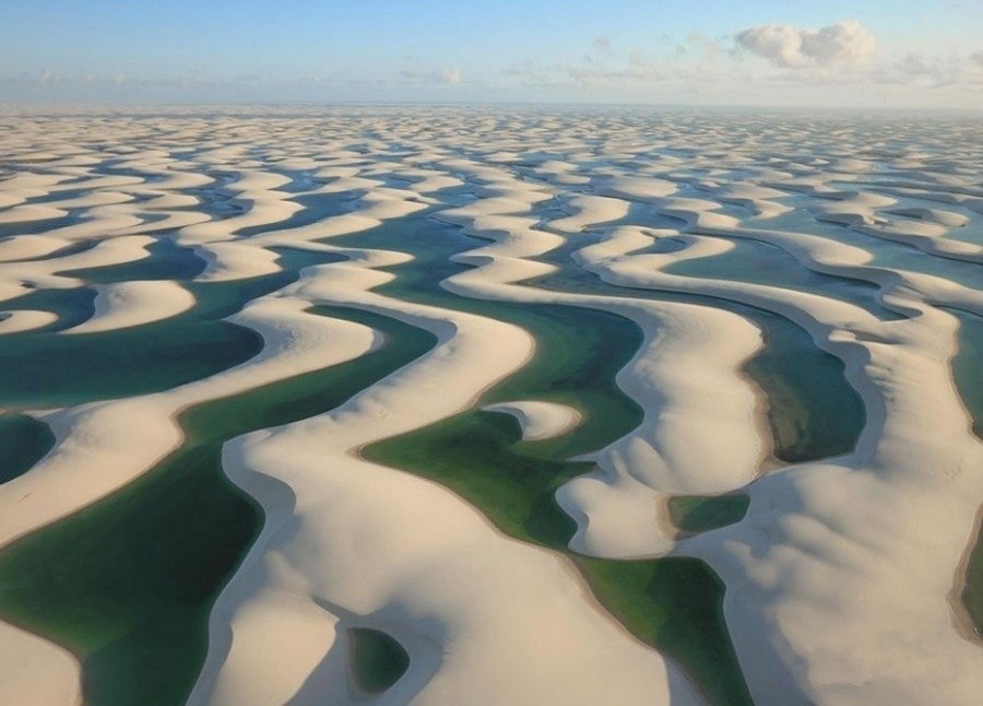Einer der faszinierendsten Orte Brasiliens ist der nationale Park Lençóis Maranhenses. Die fantastischen Landschaften dieses Parks werden keinen Betrachter unbeeindruckt lassen: bis zu 40 Meter hohe, schneeweiße Sanddünen wechseln sich mit atemberaubenden… - 3