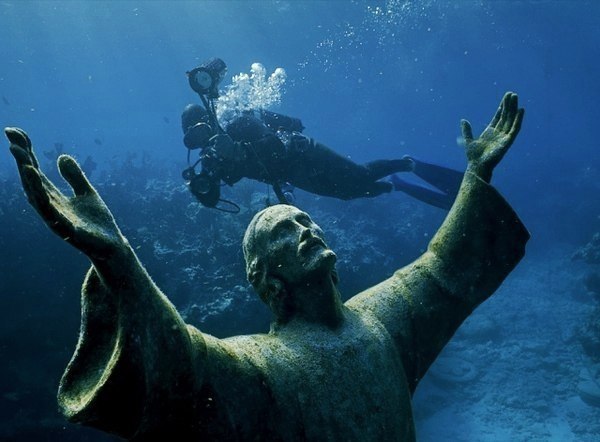 Estatua de Cristo Redentor bajo el agua, Malta.