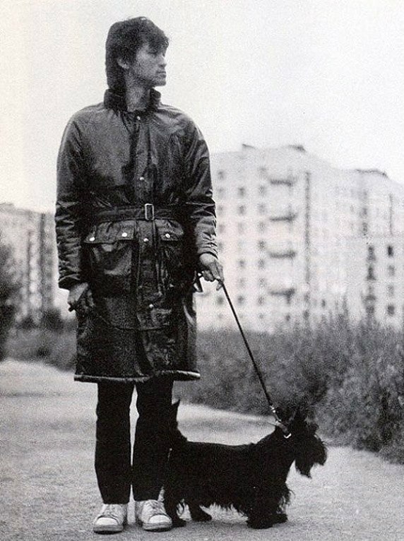 Редкие фото знаменитостей. Вы когда-нибудь видели на одном снимке совсем юного Гагарина и скелет? А Виктора Цоя, выгуливающего своего песика Била? А узнали бы вы Брюса Уиллиса в 22 года? Что ж, у вас есть отличный шанс увидеть много редких фотографий знам - 9