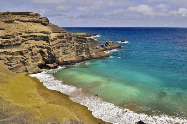 Playa de color verde oro en Hawái. - 5