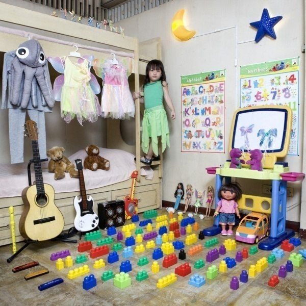 Durante 18 meses, el fotógrafo italiano Gabriel Galimberti capturó imágenes de niños de todo el mundo torenando con lo que tienen de más valioso. - 9