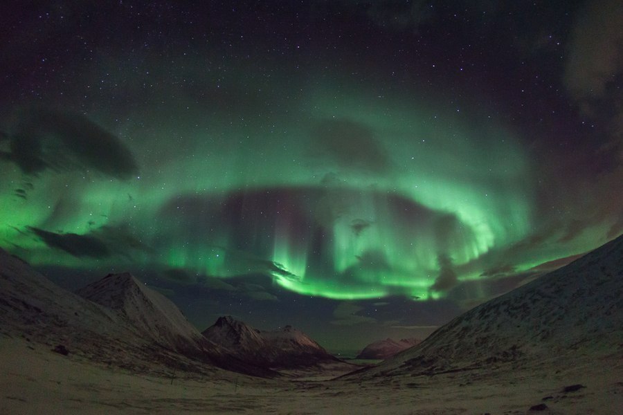 El resplandor boreal sobre el valle, Noruega.