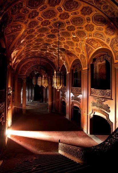 Заброшенные кинотеатры Нью-Йорка в проекте американского фотографа Мэтта Ламброса.