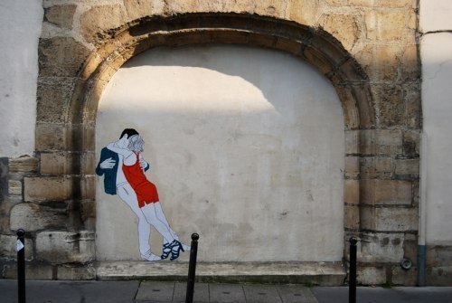 Французская художница, работающая под псевдонимом Claire Streetart, украшает улицы Парижа целующимися парочками - 7