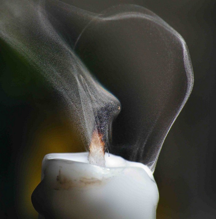 Радуга от свечи.. Все мы видели радугу после дождя, но кто видел разноцветный эффект от тушения свечи? Фотограф Grover Schrayer сумел запечатлеть это потрясающее явление - 6