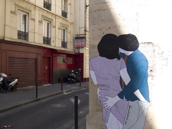Французская художница, работающая под псевдонимом Claire Streetart, украшает улицы Парижа целующимися парочками - 6