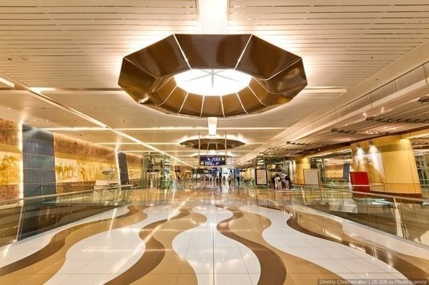 El metro de Dubái es el sistema ferroviario subterráneo más largo del mundo y el primero en ser instalado en la región del Golfo Pérsico.