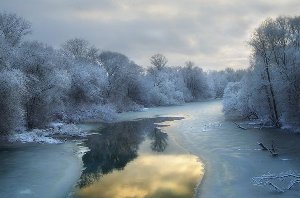 Зимняя река Нара, Россия