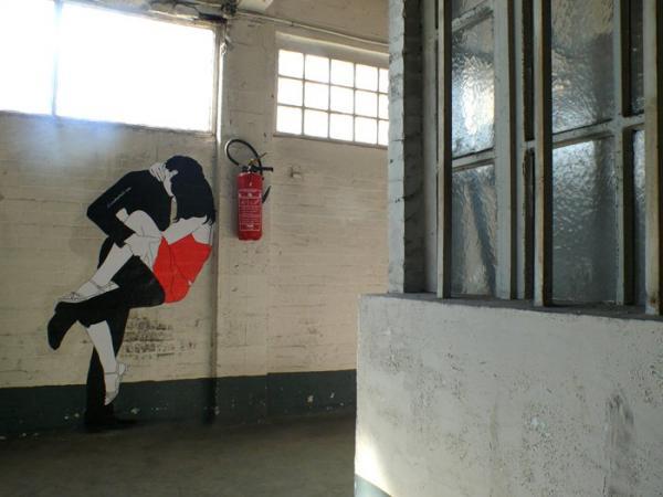 Французская художница, работающая под псевдонимом Claire Streetart, украшает улицы Парижа целующимися парочками - 8