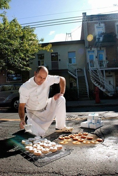 После дорогостоящего ремонта своей машины, угодившей в дорожную яму посреди улицы в Монреале, фотограф Дэвид Лучиано и его супруга Клаудиа Фикка решили обратить внимание общества на проблему дорожных ям в городах Европы.