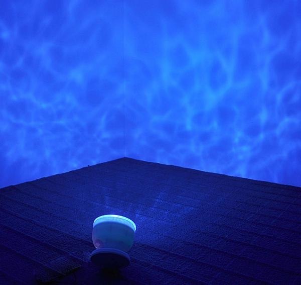 ⭐ ХИТ начала 2014 года<br>Ночник создает ощущение на морском дне с иллюзией движения волн в вашей комнате, а над тобой тихонько плещется водичка 