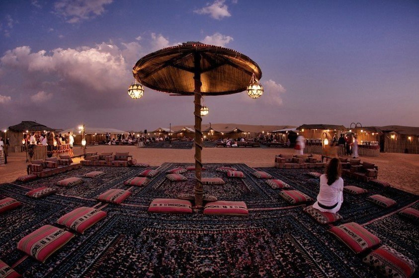 Відпочинок в пустелі недалеко від Дубая, ОАЕ