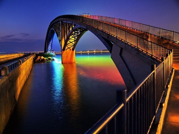 El puente arcoíris llamado Xiying Rainbow Bridge se encuentra en Magong, Taiwán.