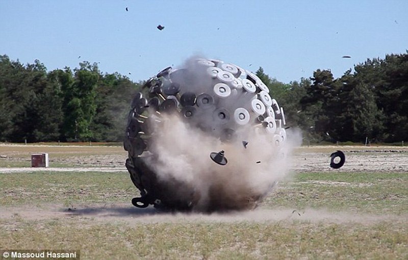 Unusual method of mine clearance. Diesen riesigen Ball sieht eher aus wie eine Requisite von der Set of the „Star Wars“-Films, doch diese „Requisite“ ist in der Lage, Tausende von Leben zu retten.