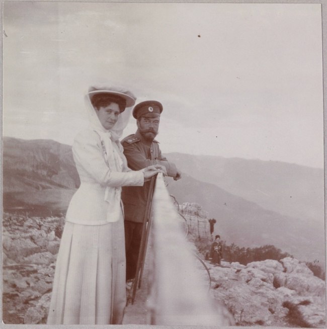 Редкие фотографии семьи Романовых. Коллекция архивных кадров из повседневной жизни последнего поколения царской семьи. Известно, что Николай II был отличным семьянином, заботливым мужем и отцом. Не любил светских мероприятий и большую часть времени провод - 6