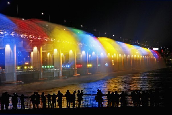 Banpo Bridge - самый большой в мире фонтан, Южная Корея.. Этот удивительный мост-фонтан, являющийся важной культурной достопримечательностью столицы Южной Кореи Сеула, считается самым длинным в мире. Его протяжность равняется 1140 метрам, благодаря этому 