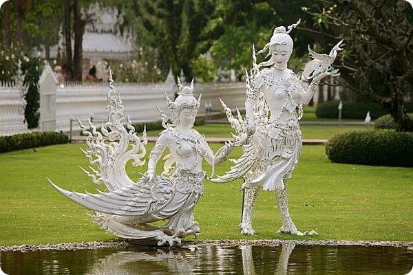 Wat Rong Khun oder der Weiße Tempel in Thailand.