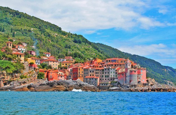 10 самых живописных деревень Европы. 1. Рейне, Норвегия. Рейне – красивейшая рыбацкая деревушка, расположенная к северу от Полярного круга, в архипелаге Лофотен – области, где северная природа с ее точеными фьордами и скалистыми утесами проявляется во все - 7