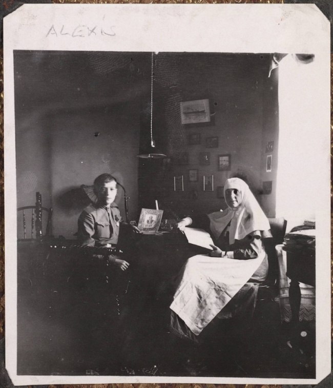 Редкие фотографии семьи Романовых. Коллекция архивных кадров из повседневной жизни последнего поколения царской семьи. Известно, что Николай II был отличным семьянином, заботливым мужем и отцом. Не любил светских мероприятий и большую часть времени провод - 9