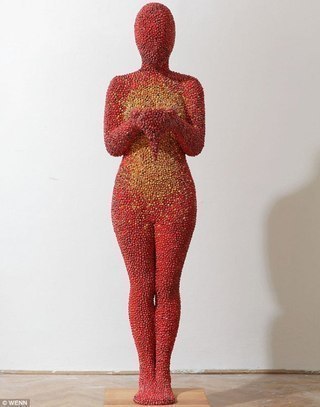 来自匈牙利的艺术家加博尔·富洛普用两万只小神牛制作了一座女性雕塑。