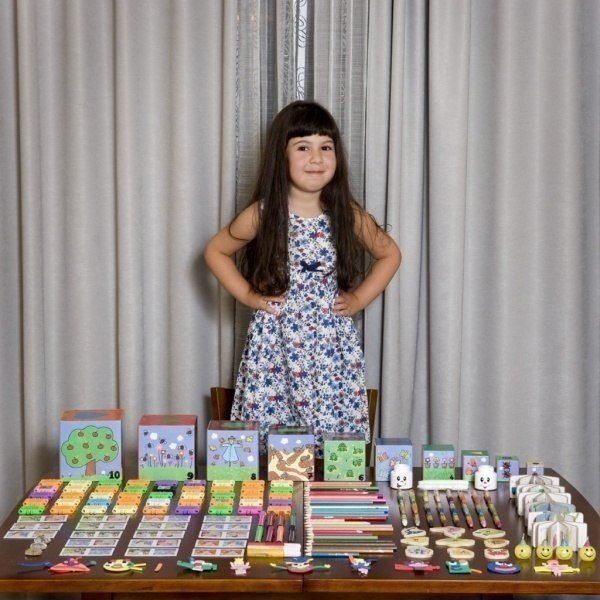 Durante 18 meses, el fotógrafo italiano Gabriel Galimberti capturó imágenes de niños de todo el mundo torenando con lo que tienen de más valioso. - 6