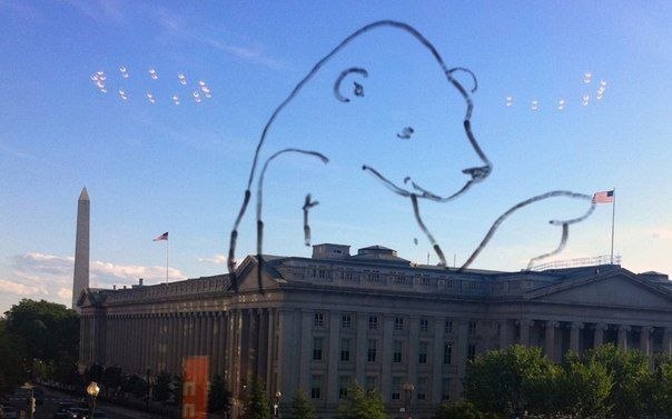 Garrett Miller und seine Zeichnungen an den Fenstern. - 1