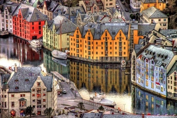 Канал в городе Олесунн, Мёре-ог-Румсдал, Норвегия