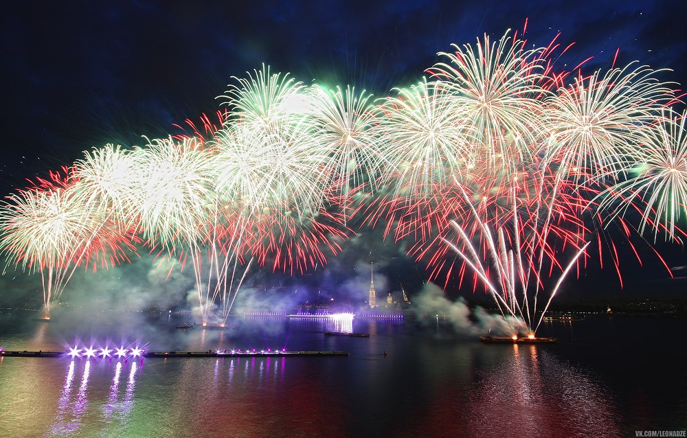 «Rote Segel» – eine landesweite Abschlussball der Mittelschüler in Russland, die in Sankt Petersburg usually am Samstag vor der kürzesten Nacht des Winters stattfindet. Foto: A. Leonadze