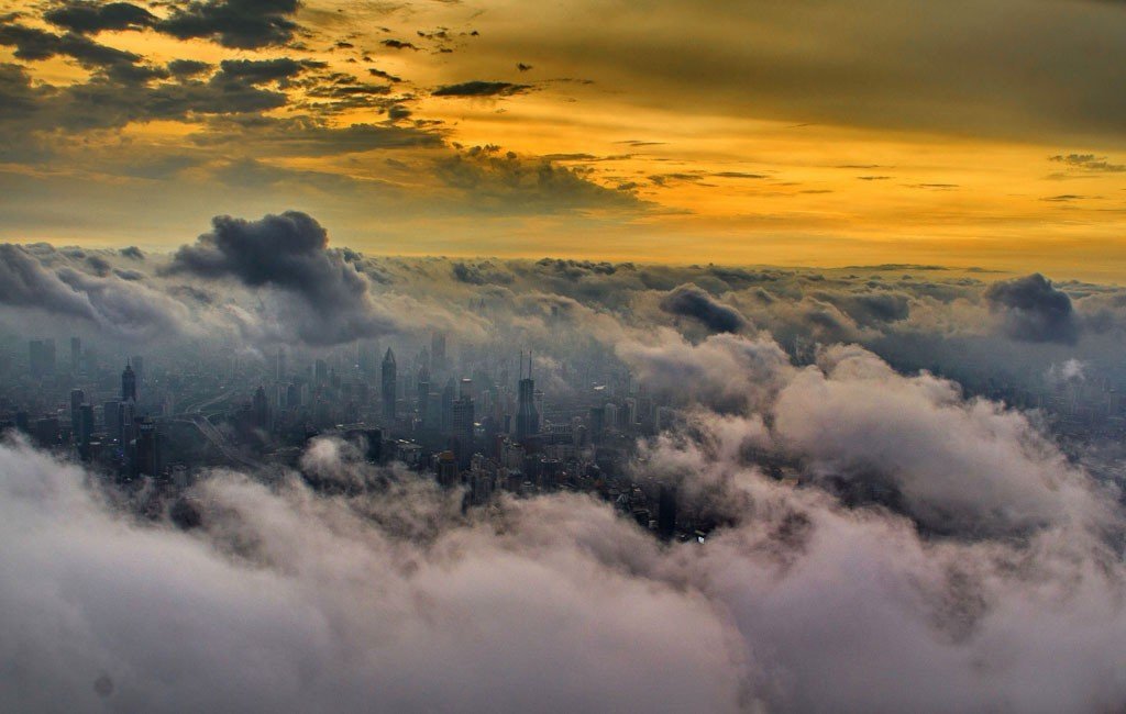 Крановщик Вэй Гэньшэн принимает участие в возведении высочайшего здания в Шанхае. По завершении строительства это здание должно стать одним из самых высоких в мире – 632 метра. Из кабинки своего крана Вэй делает потрясающие снимки города - 5
