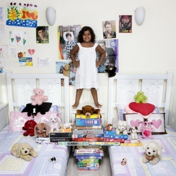 18 месяцев итальянский фотограф Габриэле Галимберти фотографировал детей по всему миру с самым ценным, что у них есть.