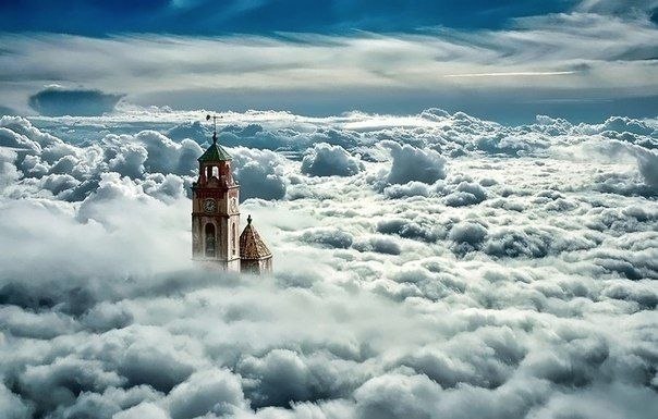 La campana de la iglesia se eleva entre las nubes en España.