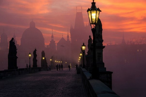 Вечерний Карлов мост в Праге, Чехия