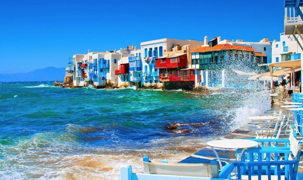 Вид из кафе на побережье острова Миконос, Греция