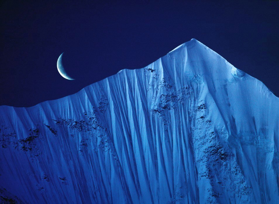 Полумесяц над горой Лингтрин, Тибет, Китай