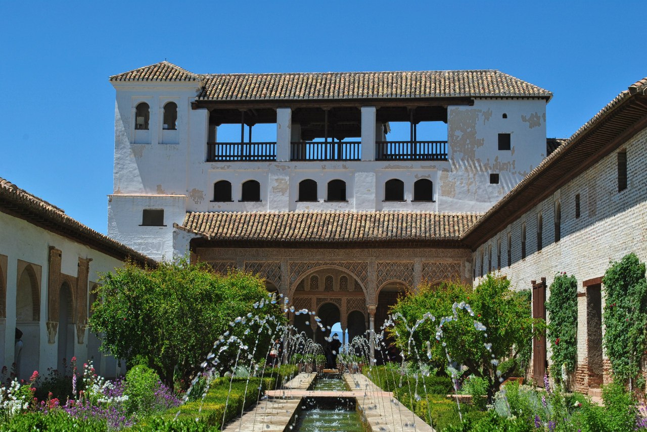 La Alhambra de Granada fue la residencia de los emires y reyes. - 7