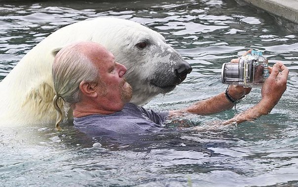 Mark Dumais, un habitante de 60 años de la ciudad de Ebottsford, es la única persona en el planeta que ha logrado hacer amistad con un temible depredador.