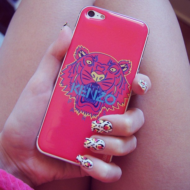 Dans le magasin en ligne www.isticker.me, vous trouverez plus de 500 modèles de stickers 3D. <br>Les stickers isticker sont un moyen unique de protéger et de personnaliser votre appareil. <br>Grâce à leur revêtement spécial, ces stickers permettent d’attacher votre téléphone sur des surfaces verticaales.