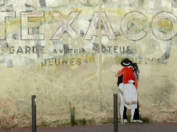 Французская художница, работающая под псевдонимом Claire Streetart, украшает улицы Парижа целующимися парочками - 5