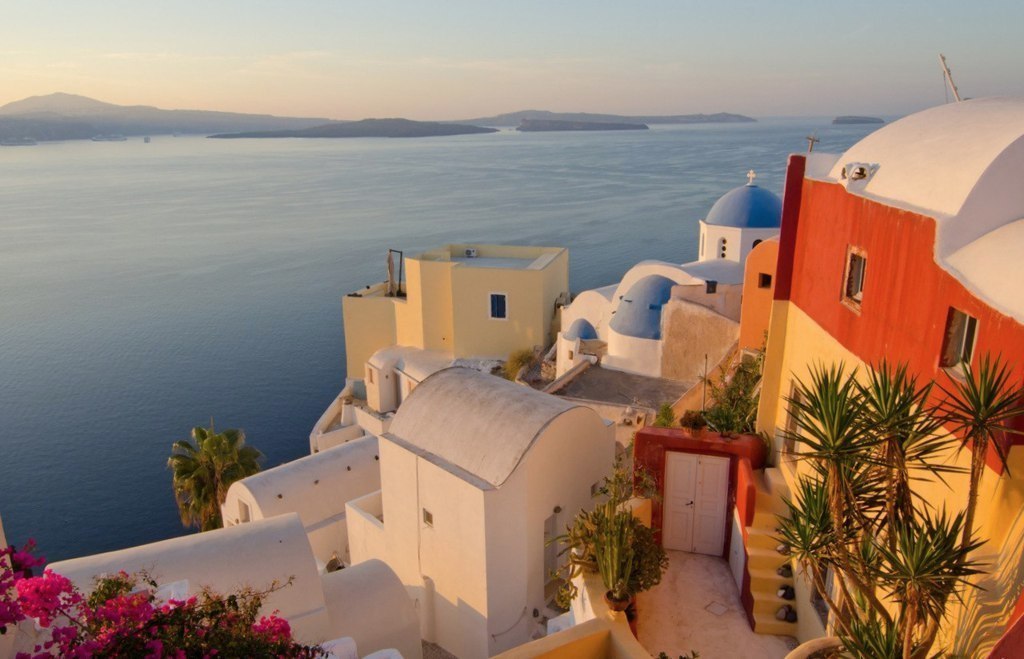 Vista desde la ventana del hotel, isla de Santorini, Grecia.