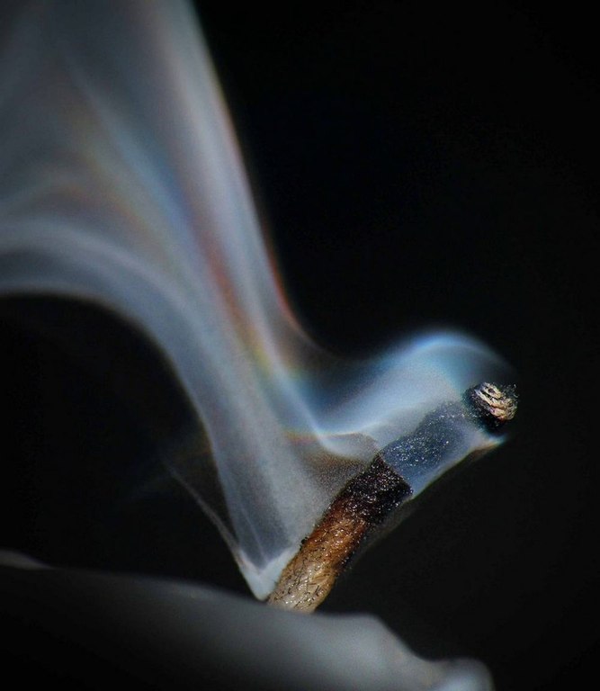 Радуга от свечи.. Все мы видели радугу после дождя, но кто видел разноцветный эффект от тушения свечи? Фотограф Grover Schrayer сумел запечатлеть это потрясающее явление - 8