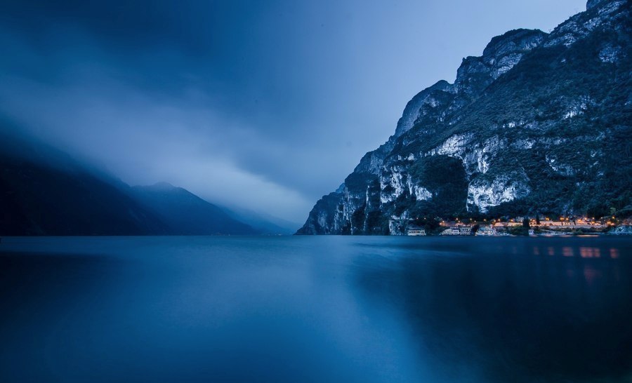 Costa del lago Garda, Italia.