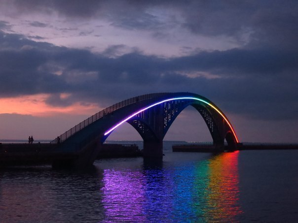 Most światłowkowy o nazwie Xiying Rainbow Bridge znajduje się w Magong na Tajwanie. - 4