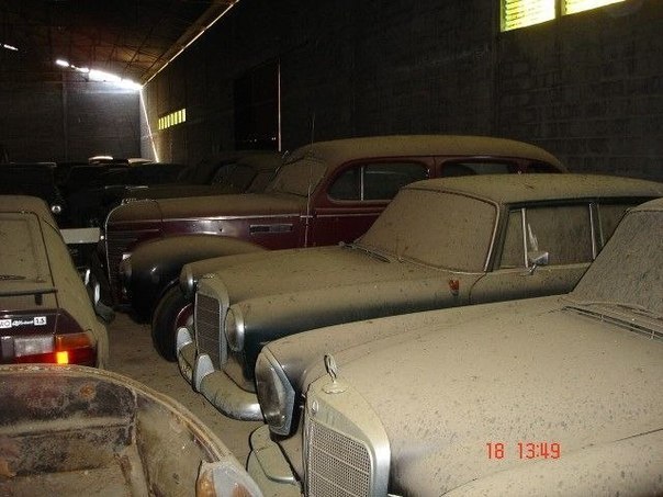 En Portugal, una finca abandonada estuvo desocupada durante 15 años. Un nuevo propietario la compró junto con toda la propiedad inmobiliaria y los bienes contenidos en ella a un precio irrisorio. Cuando comenzó a inspeccionar lo que había adquirido, descubrió en el bosque cercano un garaje; el puente que conducía al castillo se había oxidado y estaba en tan mal estado que tuvo que ser cortado abajo. - 5